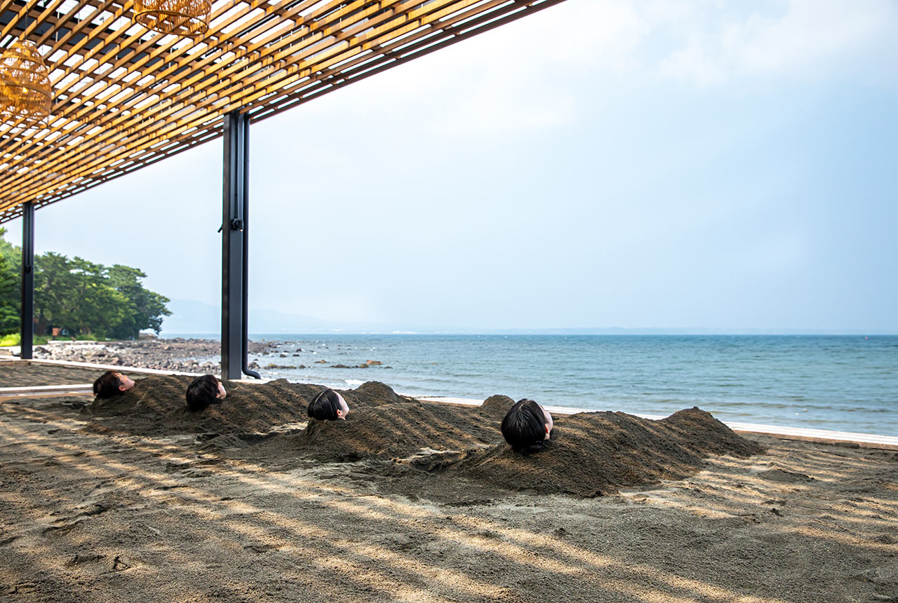 海浜砂湯「Sand SPA」を楽しむ様子