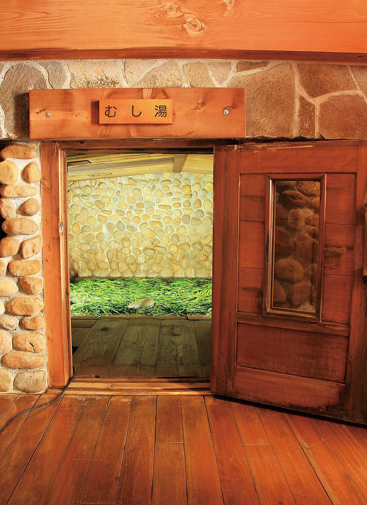 〈鉄輪むし湯〉の石菖が敷き詰められた石室