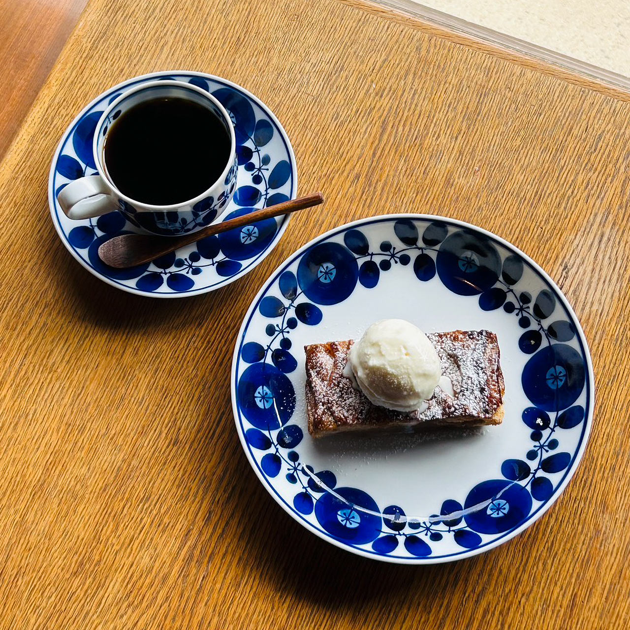 〈冨士屋一也百 ホール&ギャラリー〉のカフェで提供されるスイーツとコーヒー