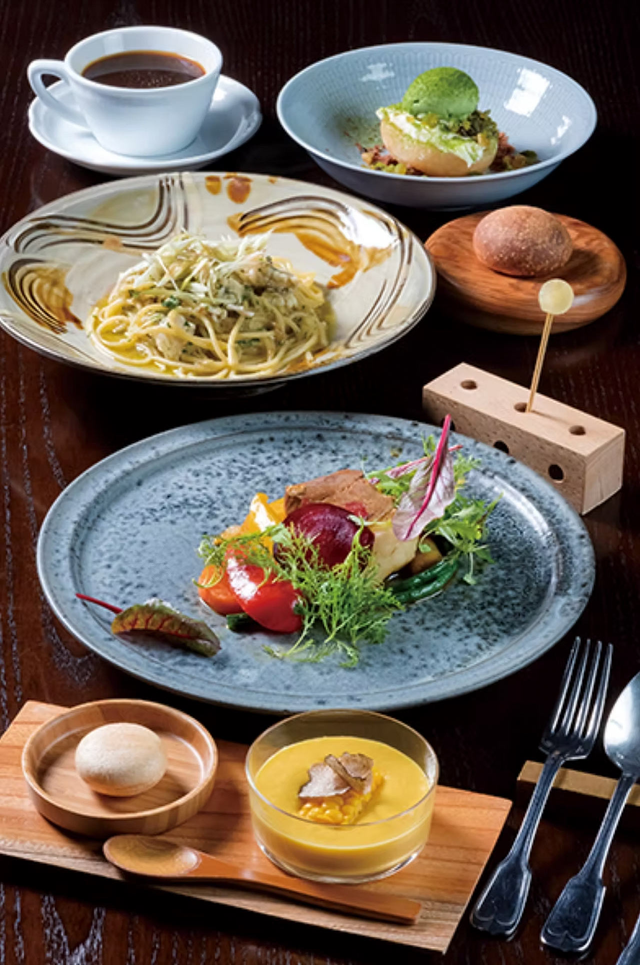 〈Otto e Sette Oita〉の各種料理が並ぶ