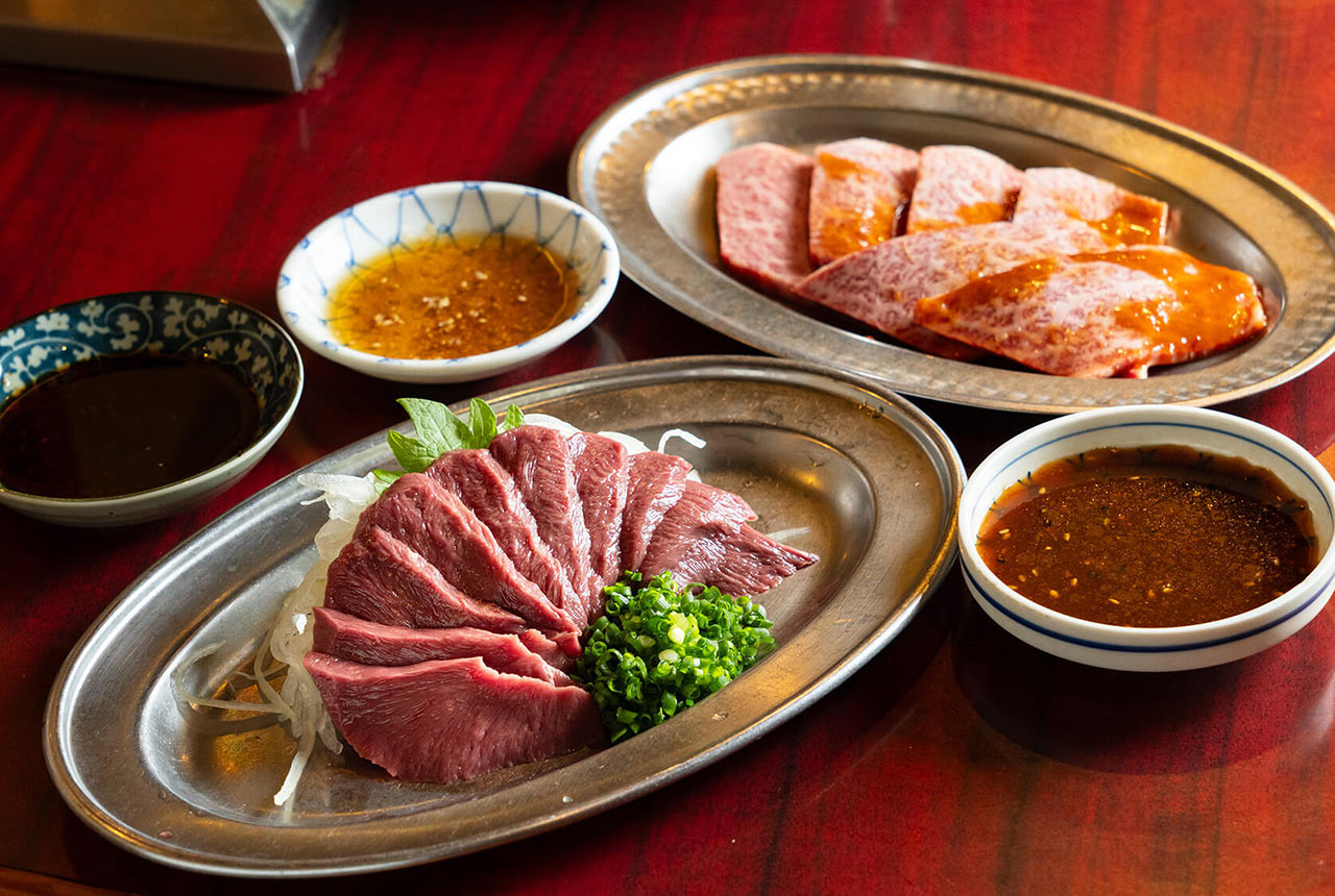 〈焼肉 一力〉のシン刺しと極上ロース