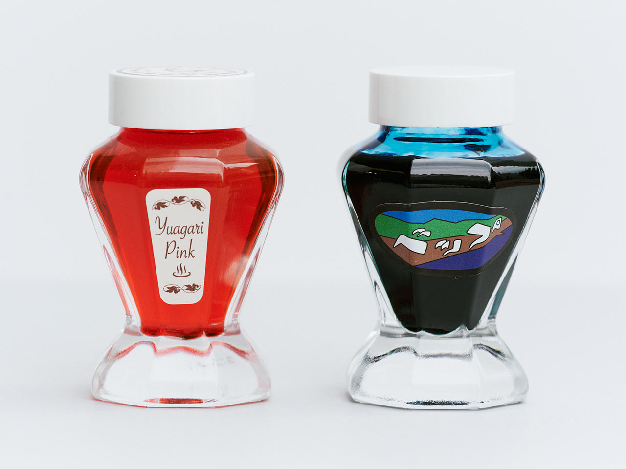 〈明石文昭堂〉のオリジナルインク２種が並ぶ