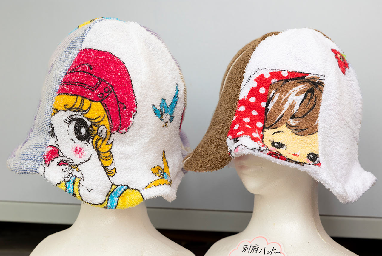 レトロなキャラクターイラストが描かれたタオル地ハット