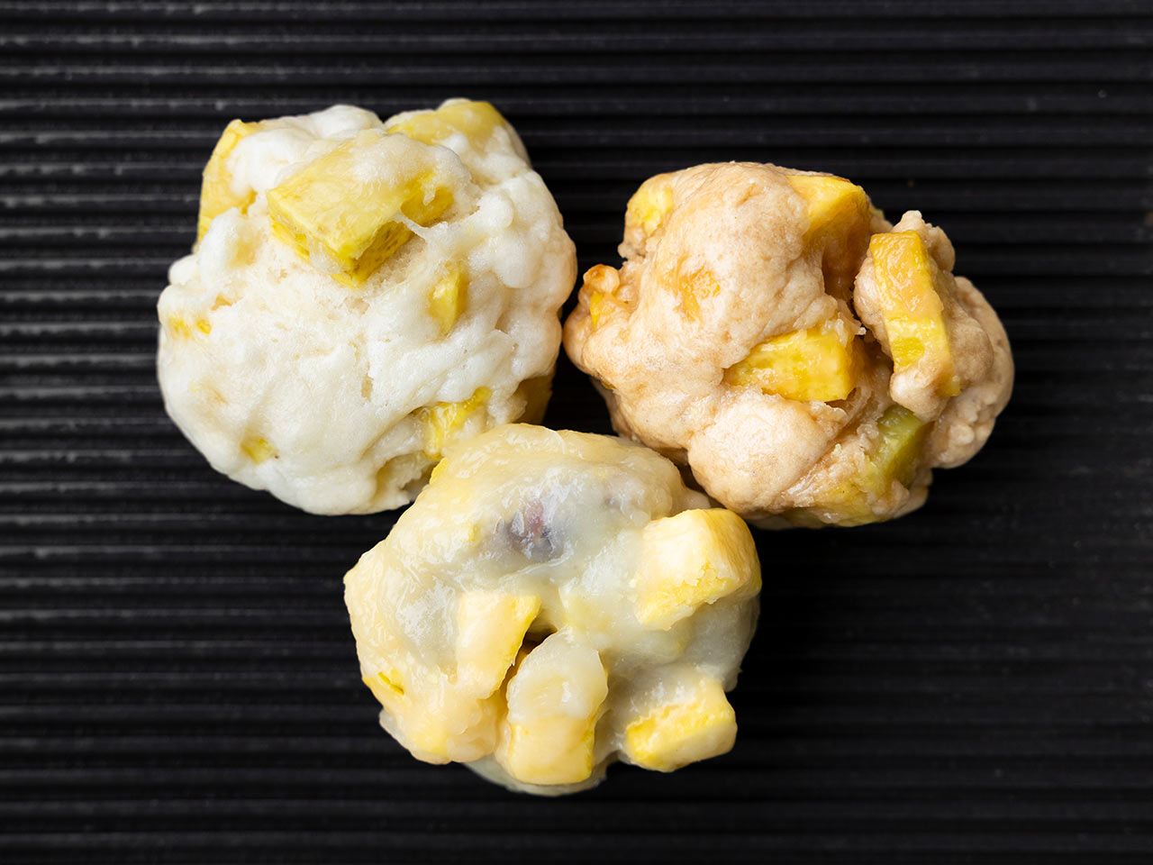 〈稲荷餅屋 荒巻商店〉の「石垣餅」３種