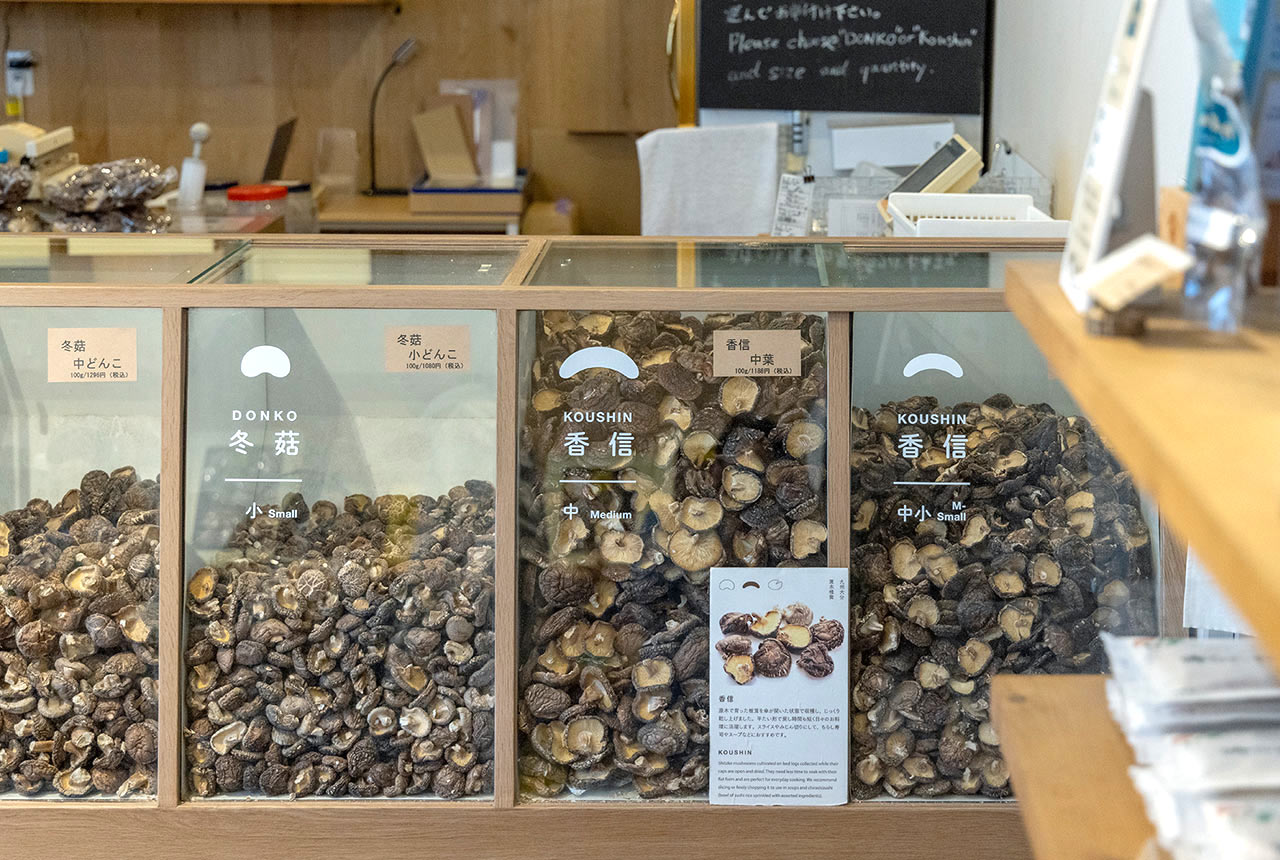 〈やまよし〉の店内でカラス張りのショーケースの中にたくさんストックされた椎茸
