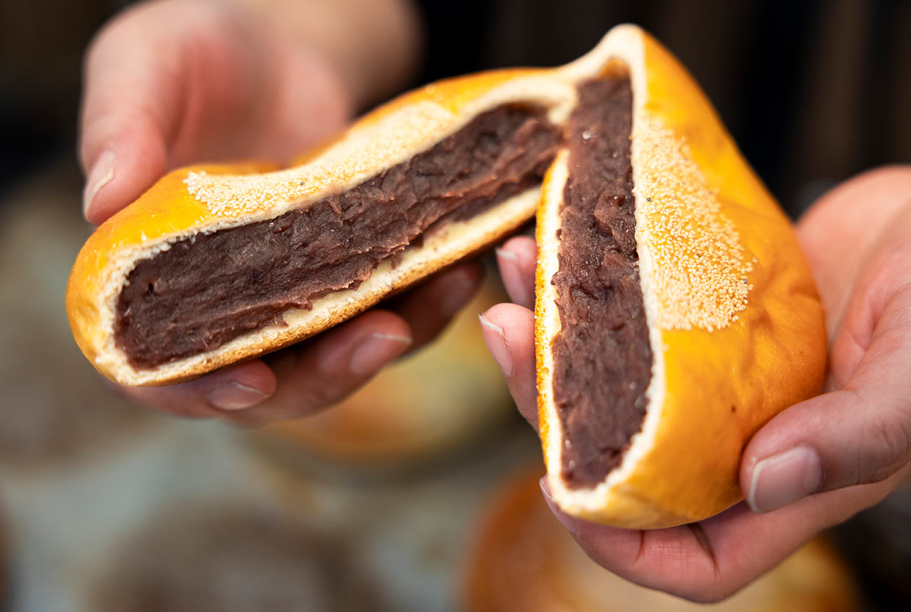 「しあわせ あんぱん」を半分に割ったところ。こしあんがぎっしり