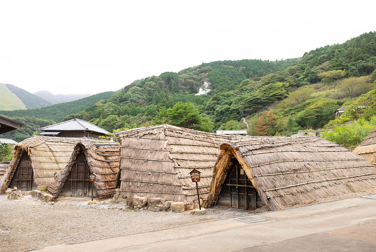 〈みょうばん湯の里〉敷地内で「湯の花小屋」が並んでいる様子