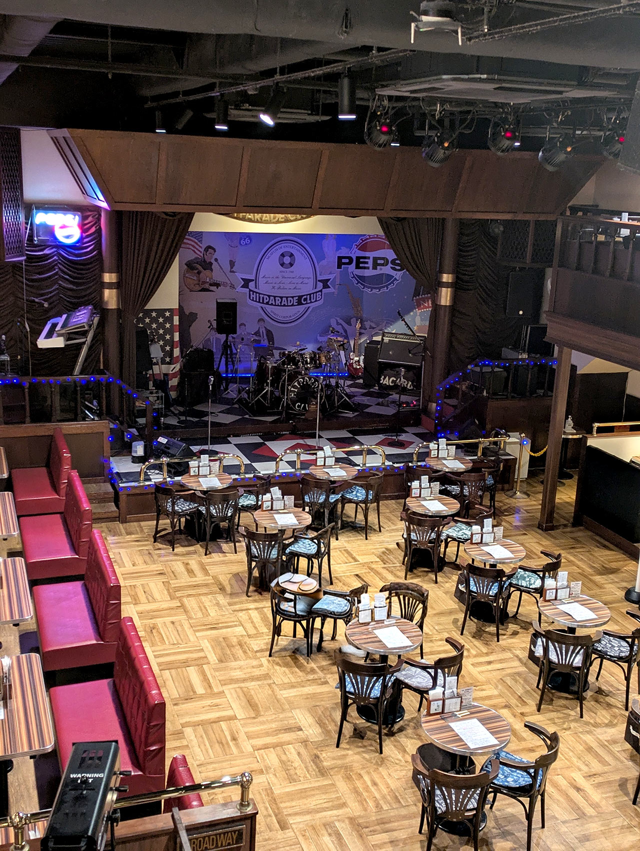 ステージと客席全体を見下ろした〈別府ヒットパレードクラブ〉の内観写真