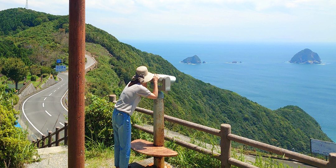 「空の公園」の展望台から日向灘と米水津湾を見下ろす