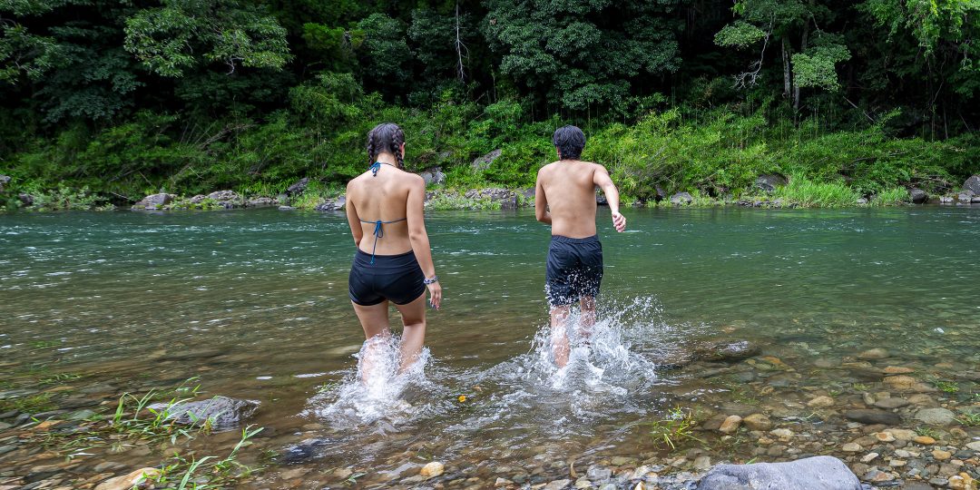 アウトドアサウナで奥岳川を水風呂として利用している男女２人
