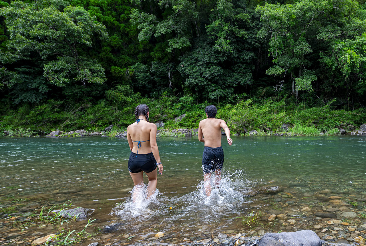 アウトドアサウナで水風呂として奥岳川に入っていく２人の体験者