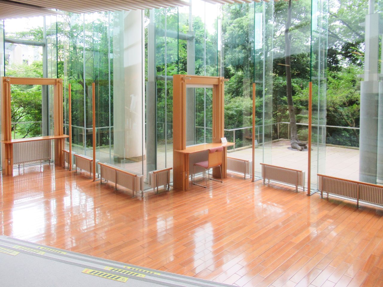 大分市美術館の図書コーナー。