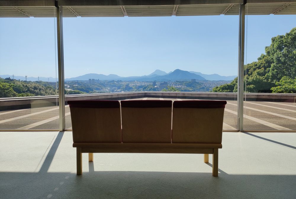 大分市美術館の２階・展望ロビーからの眺め。