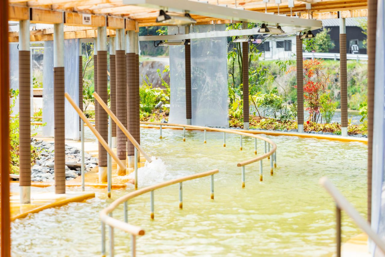 クアパーク長湯の屋根付きの歩行湯。