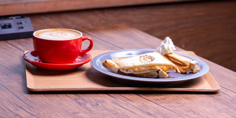 Cafe Procione（カフェ プロチオーネ）のホットサンドとカフェラテ