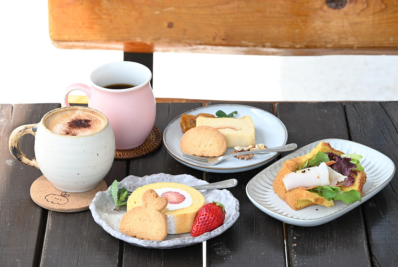 〈café shinya〉の各種スイーツとドリンクが並ぶ