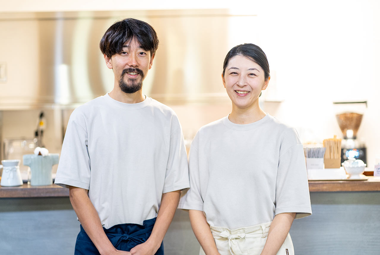 〈Cafe Procione〉店主の伊勢隼人さんと妻の美菜子さん
