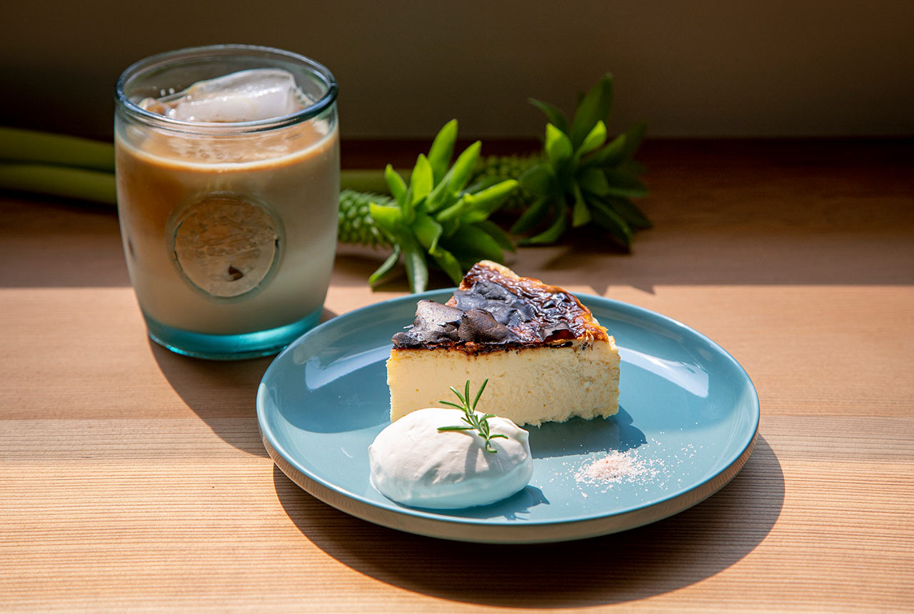 〈+met.〉のバスクチーズケーキとカフェラテ