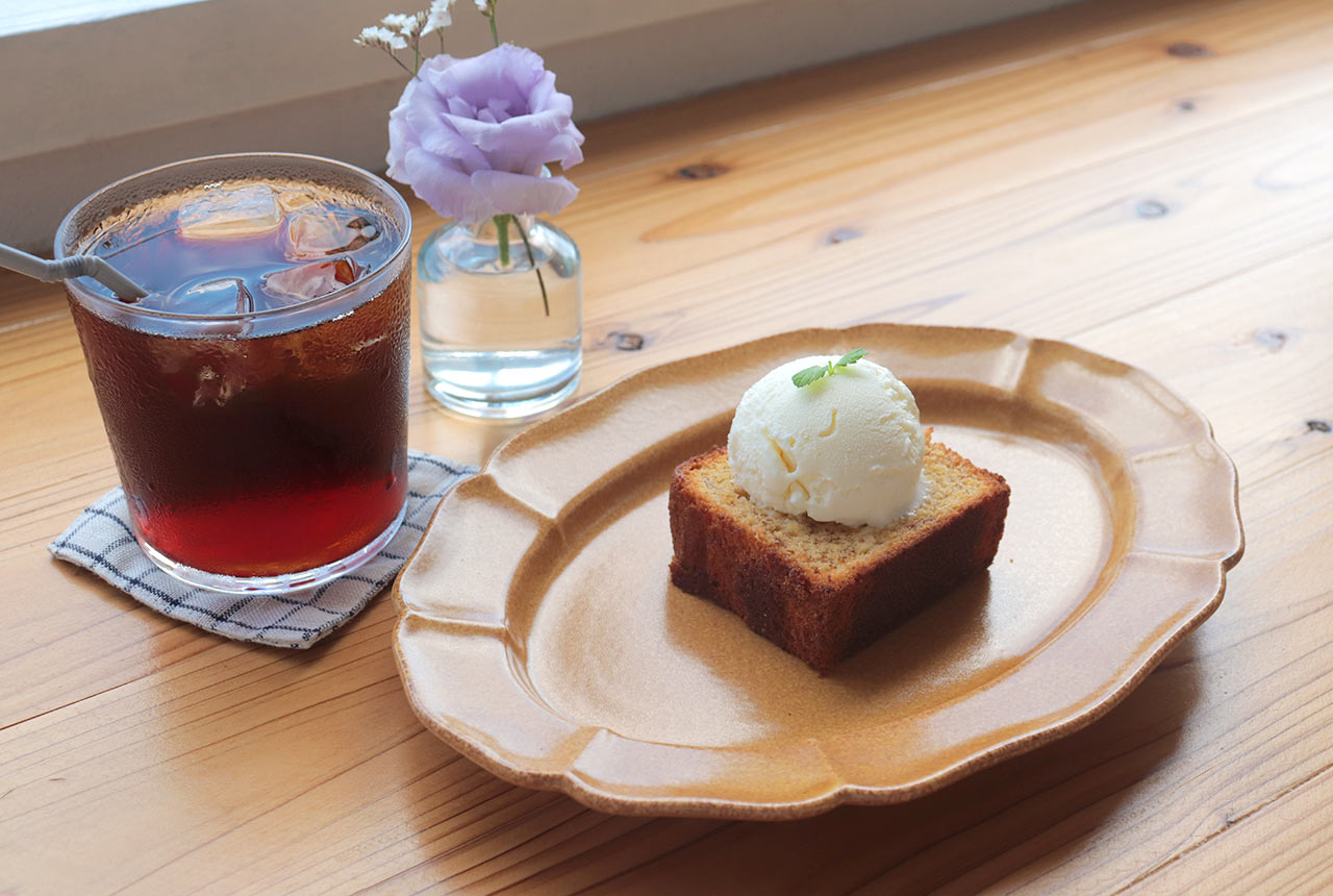 〈merry coffee〉のドリップコーヒーとばななパウンドケーキ