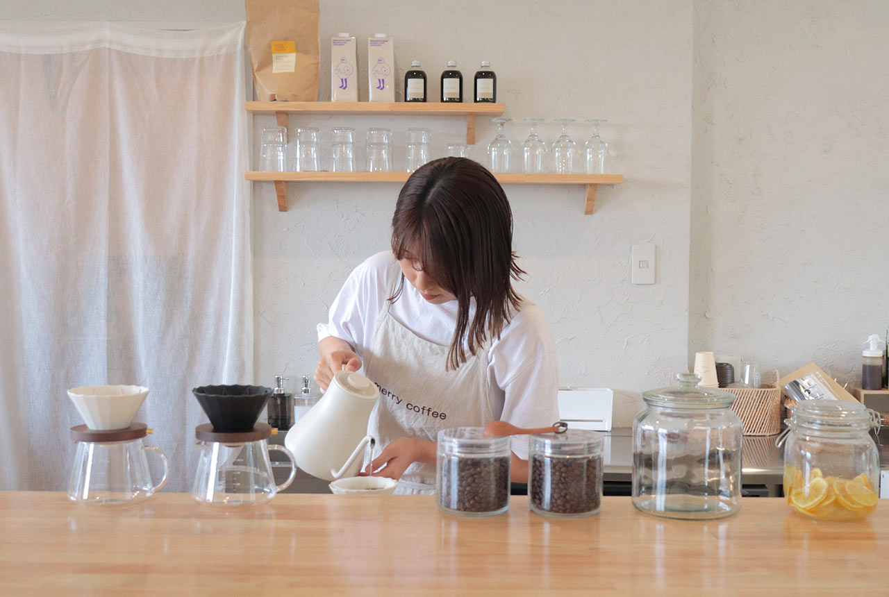 〈merry coffee〉店主の芽里さんがコーヒーをいれている
