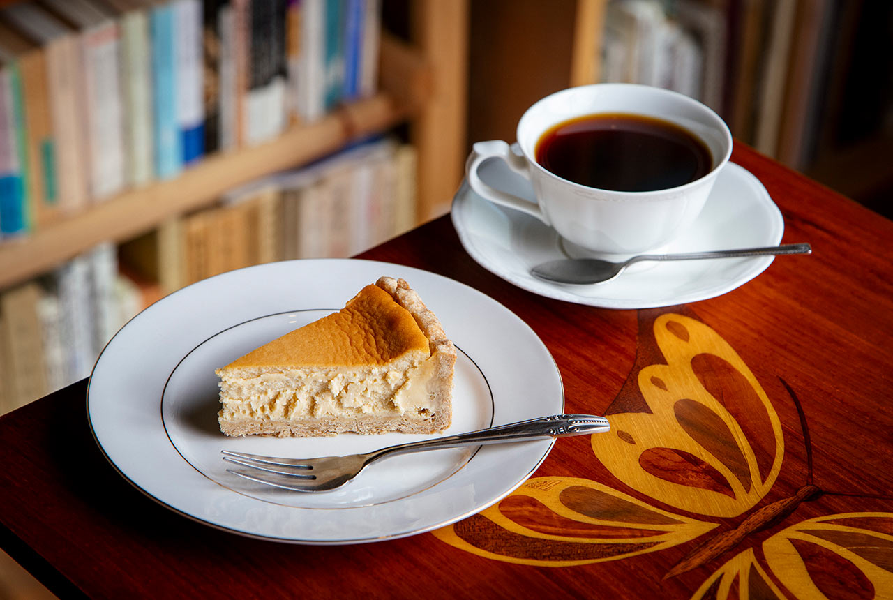 〈オボロ珈琲 喫茶室〉のチーズケーキとホットコーヒー