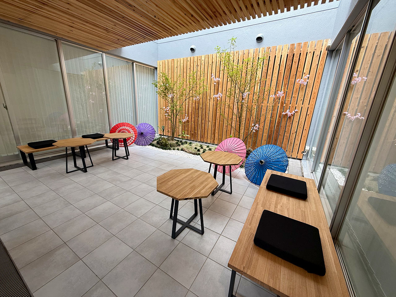 和傘が飾られた〈Cafe 結 YUI〉のテラス席