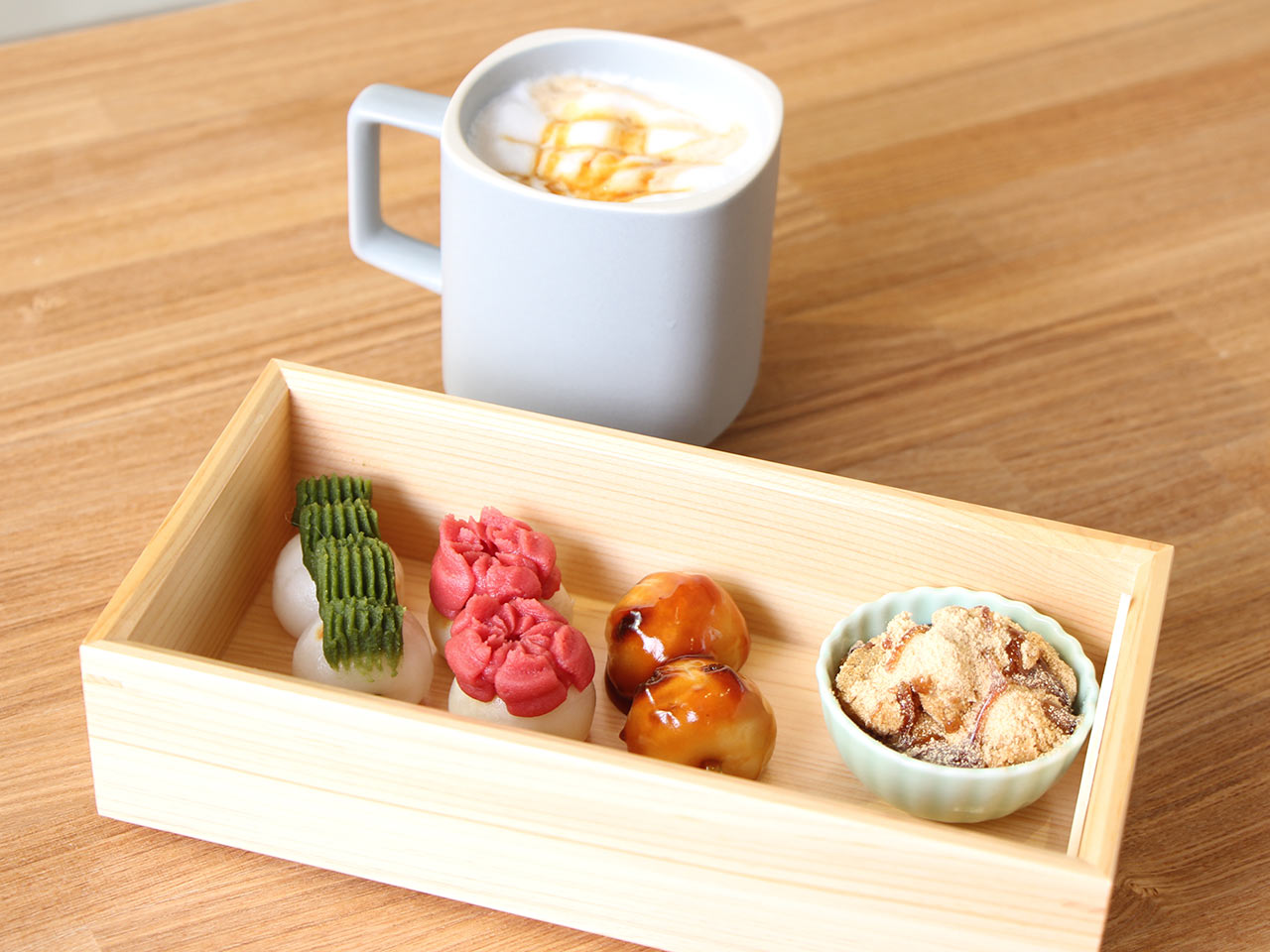 木箱に団子3種とわらび餅が並べられている