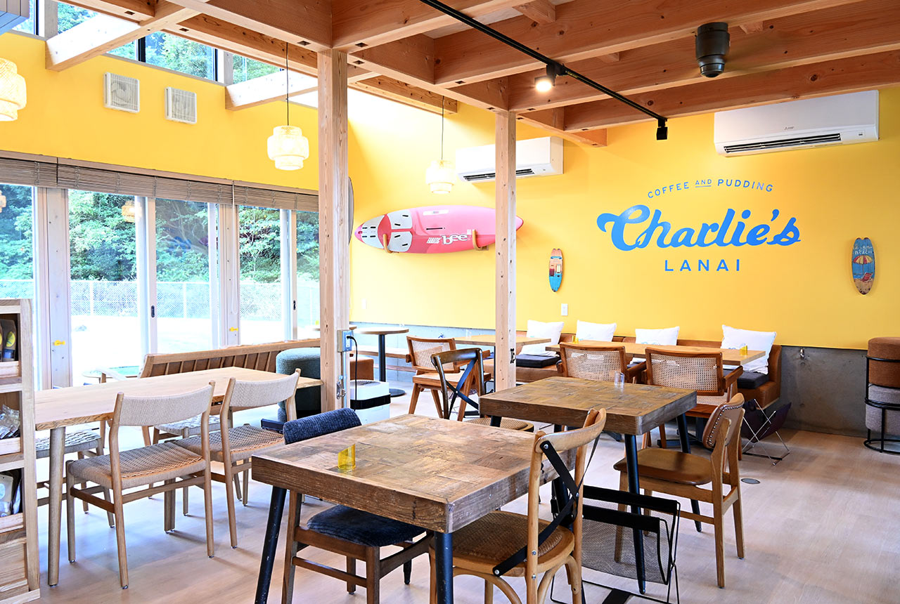 黄色の壁が印象的な〈Charlie’s Lanai〉の店内