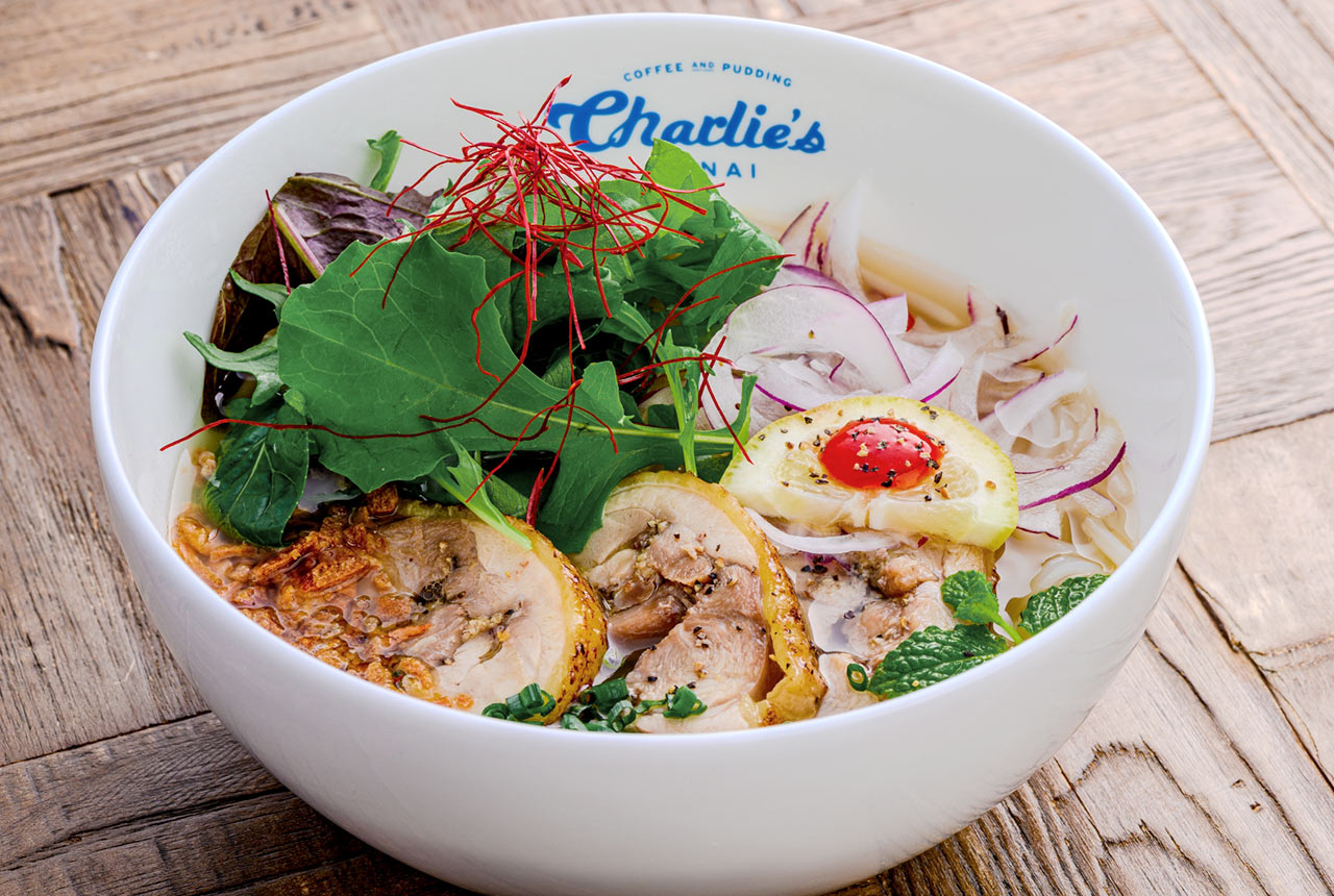 〈Charlie’s Lanai〉の「地獄蒸し冠地鶏のフォー」