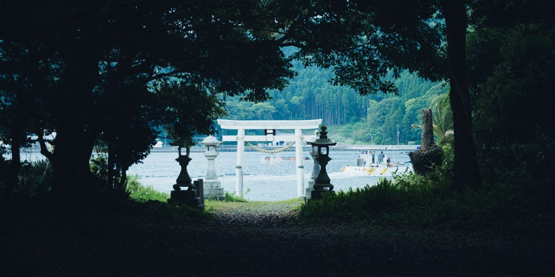 佐伯市蒲江の海辺にたつ江武戸神社の白い鳥居
