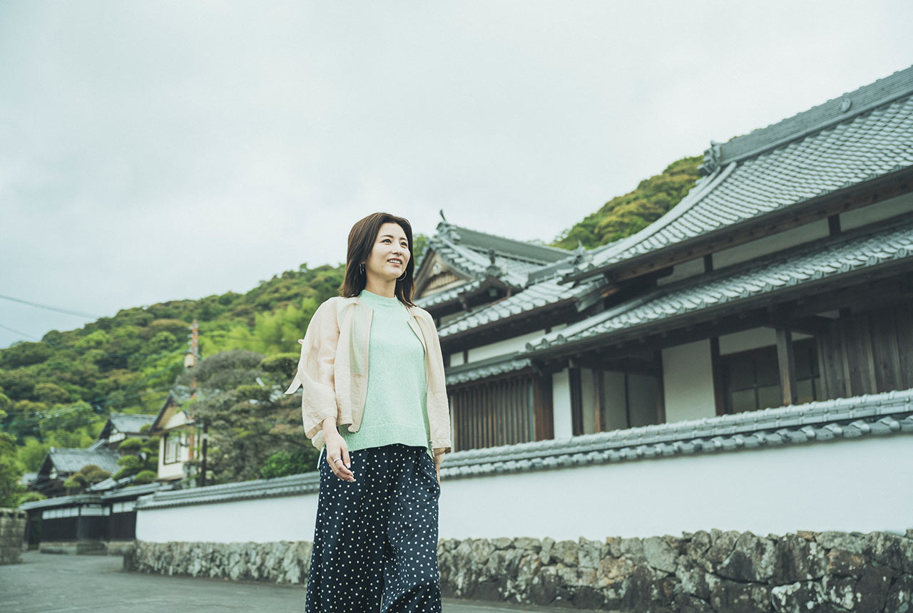 「歴史と文学のみち」を歩く宇賀なつみさん