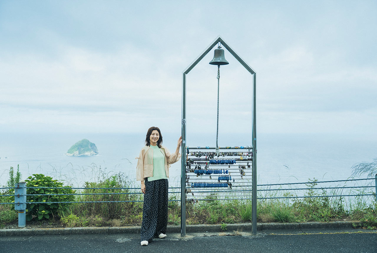「幸せの鐘」と並んで立った宇賀なつみさん