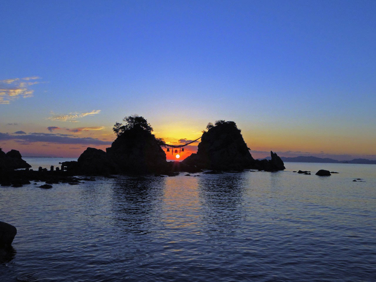 日の出を迎えた豊後二見ヶ浦の遠景