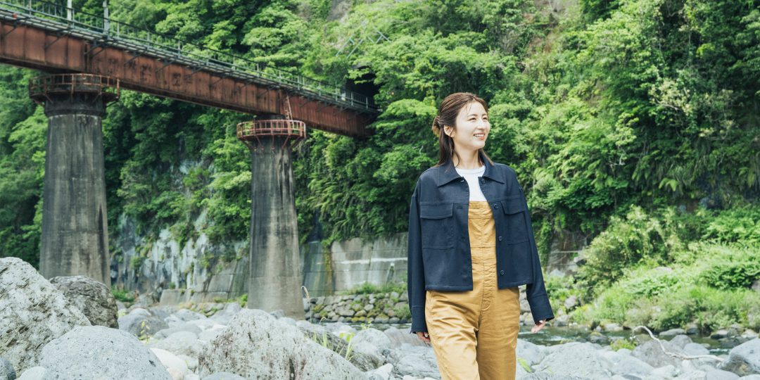 「岩戸の景観」を訪れ鉄橋を背に散策する宇賀なつみさん