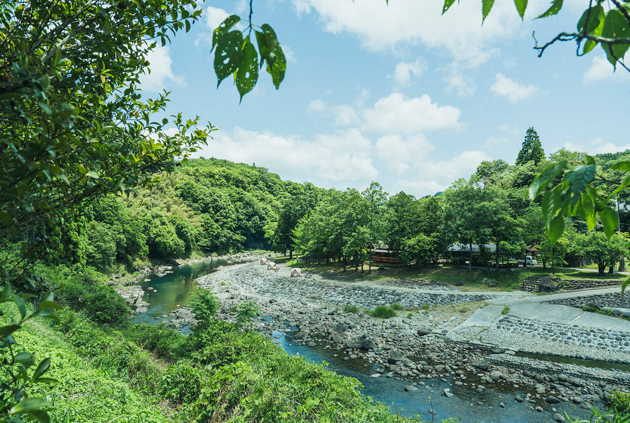川の対岸から撮影した〈ロッジきよかわ〉全景