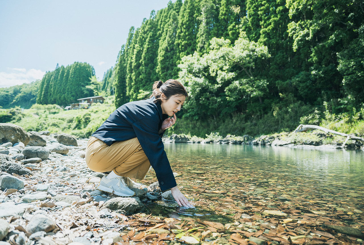 川に手をつけて水温を確認中