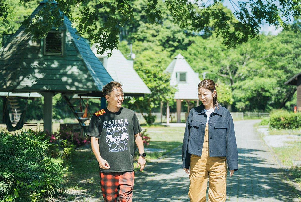 〈ロッジきよかわ〉オーナーの江副雄貴さんと宇賀なつみさんが談笑中