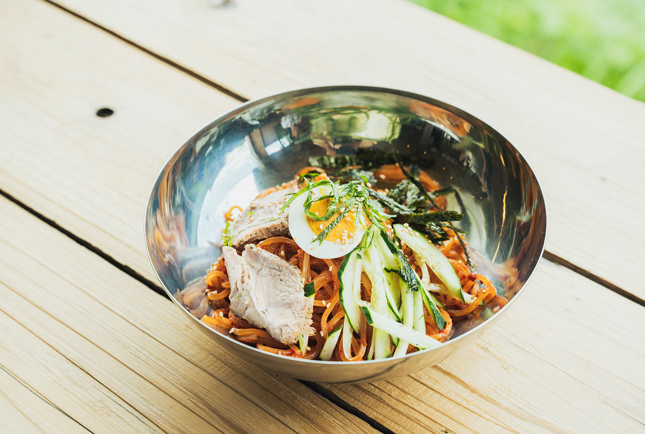 ボウル型の器に盛り付けられた「ビビン冷麺」