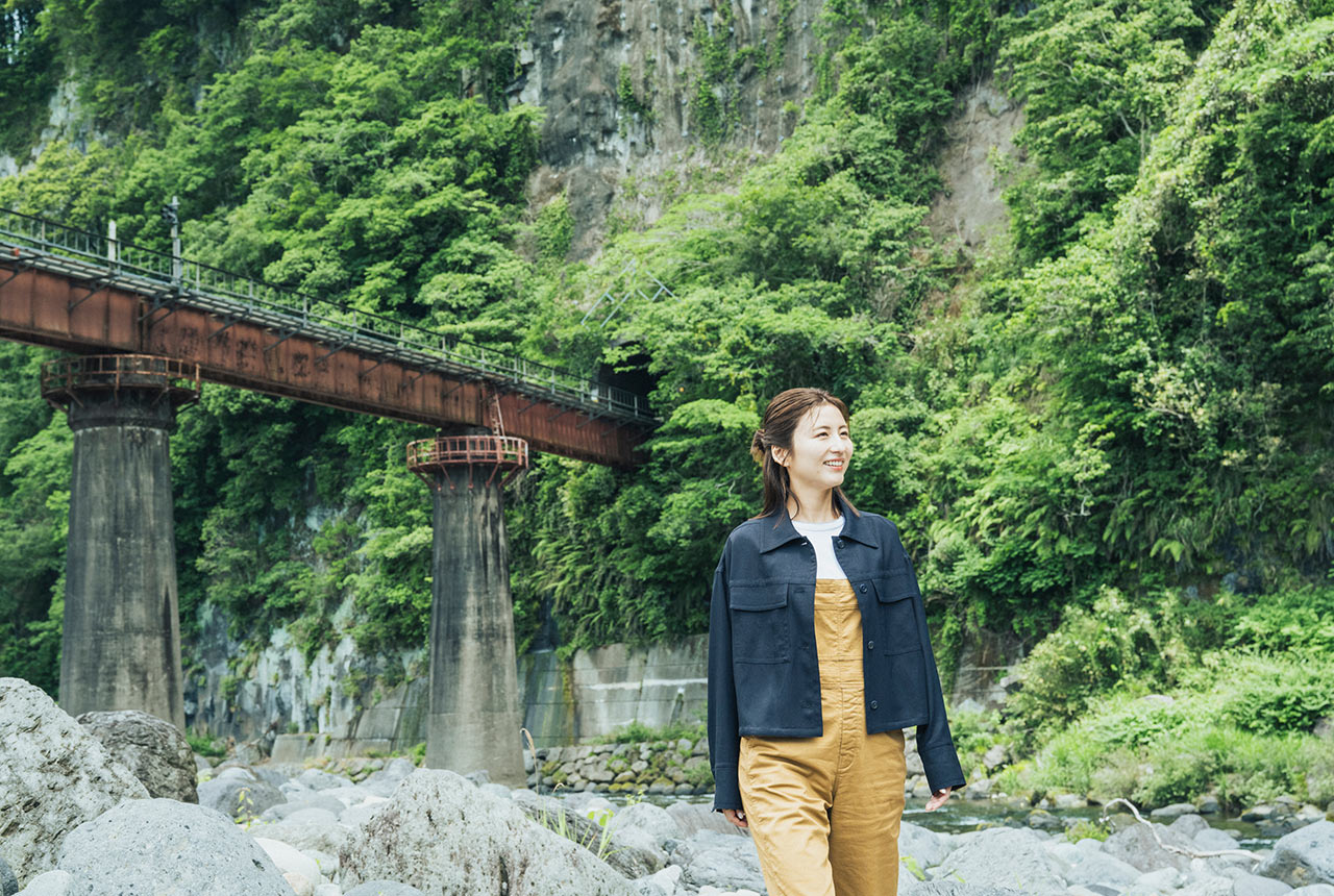 「岩戸の景観」の川辺を散策中の宇賀なつみさん