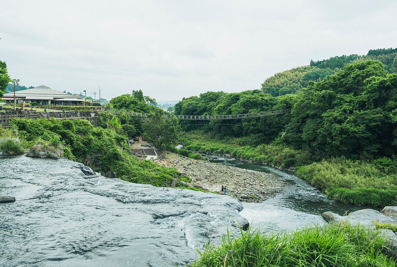 「原尻の滝」の滝の上側からの眺め