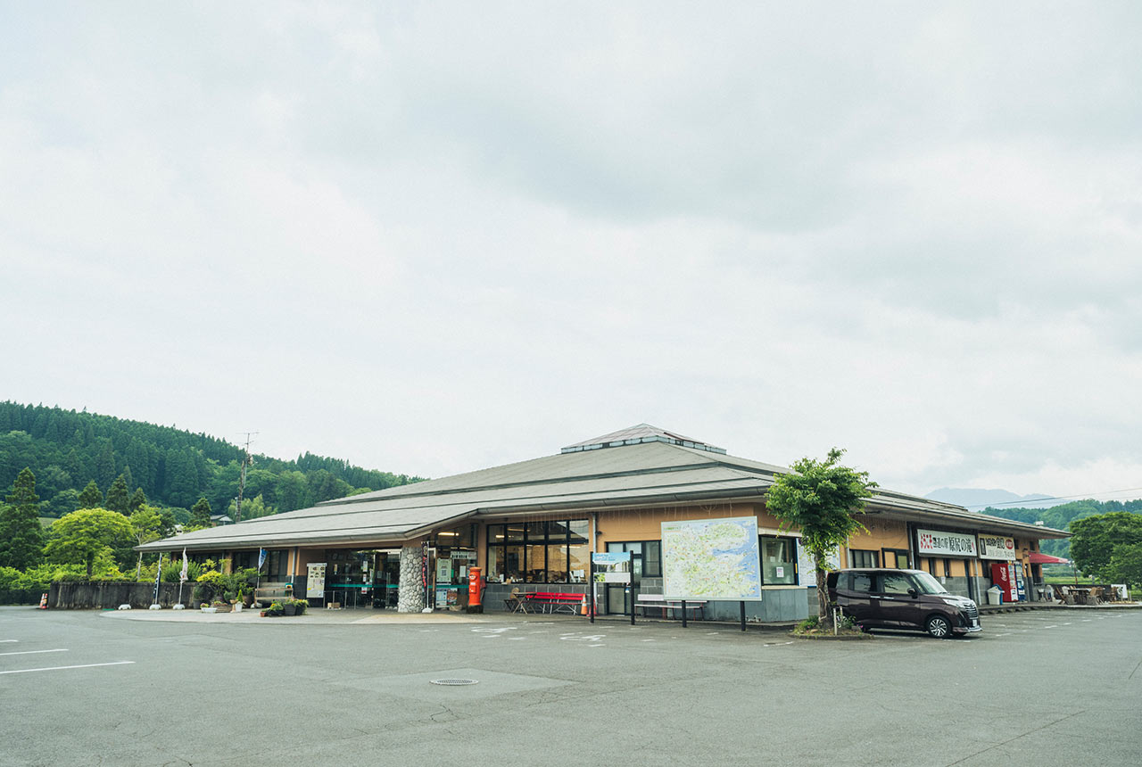 〈道の駅原尻の滝〉の外観
