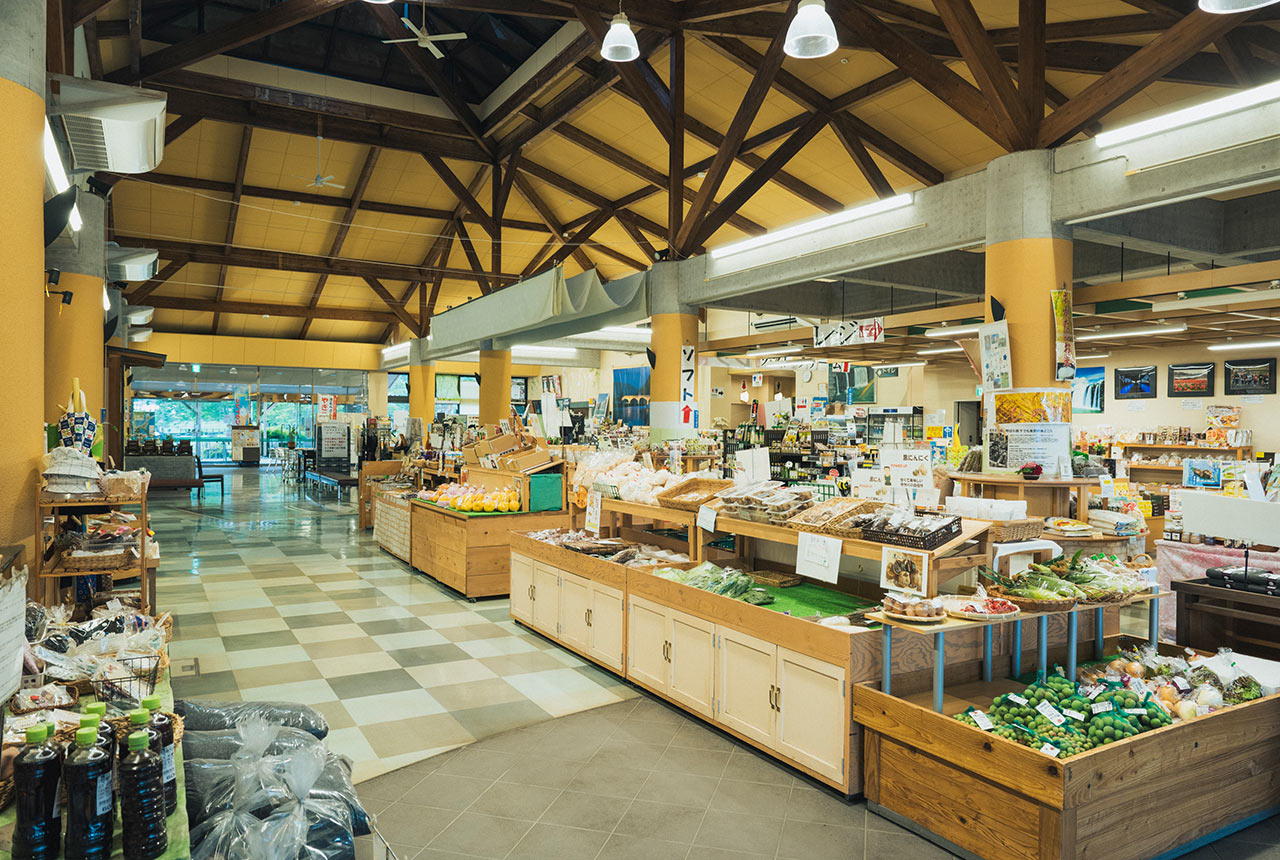 〈道の駅原尻の滝〉の店内