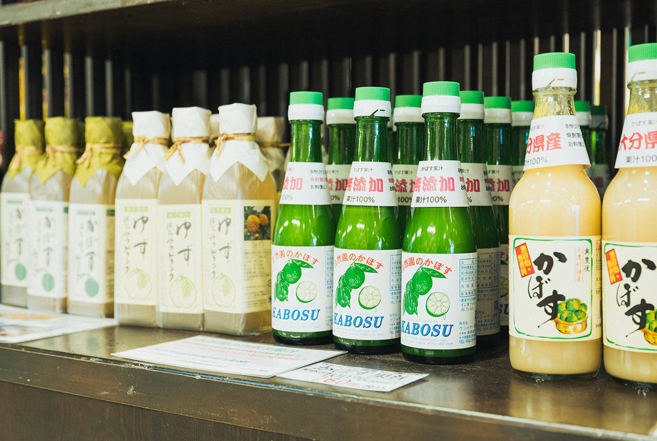 かぼすの果汁やゆずドリンクなどが並ぶ