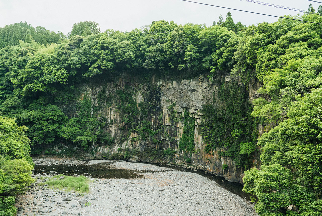 垂直の岸壁が続く「出会橋・轟橋」周辺の地形