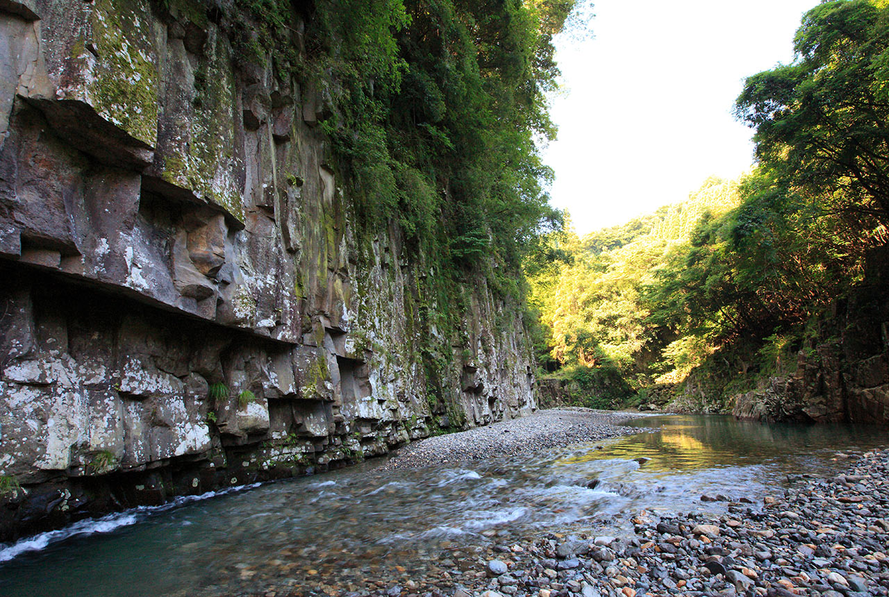 「滞迫峡」の川辺から絶壁を見上げる