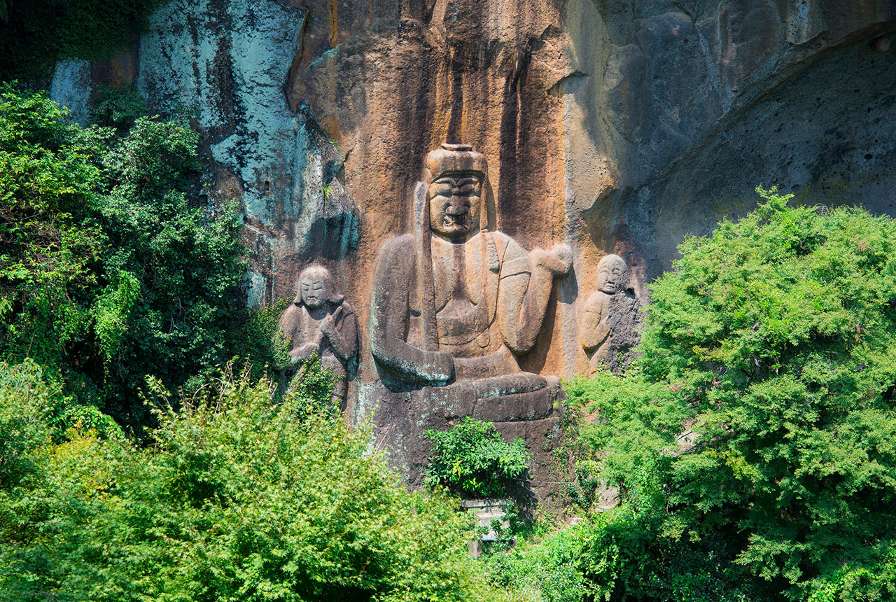 普光寺の絶壁に刻まれた不動明王像を中心とした磨崖仏