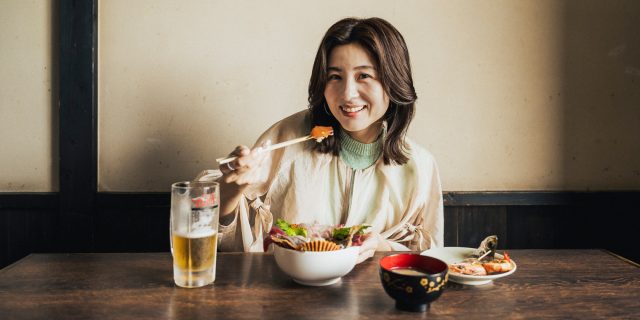 〈塩湯〉の海鮮丼を味わう宇賀なつみさん