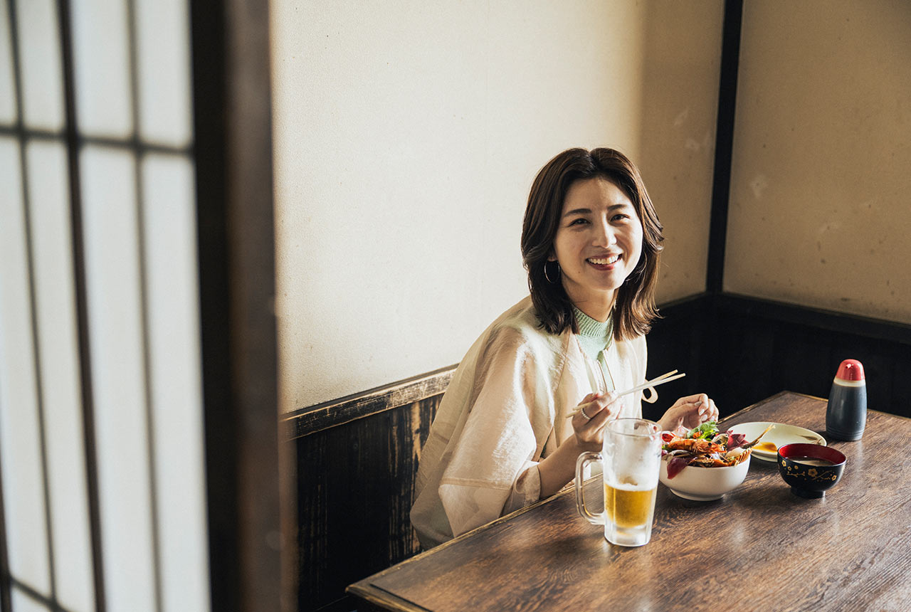 ビールと海鮮丼を堪能中の宇賀なつみさん