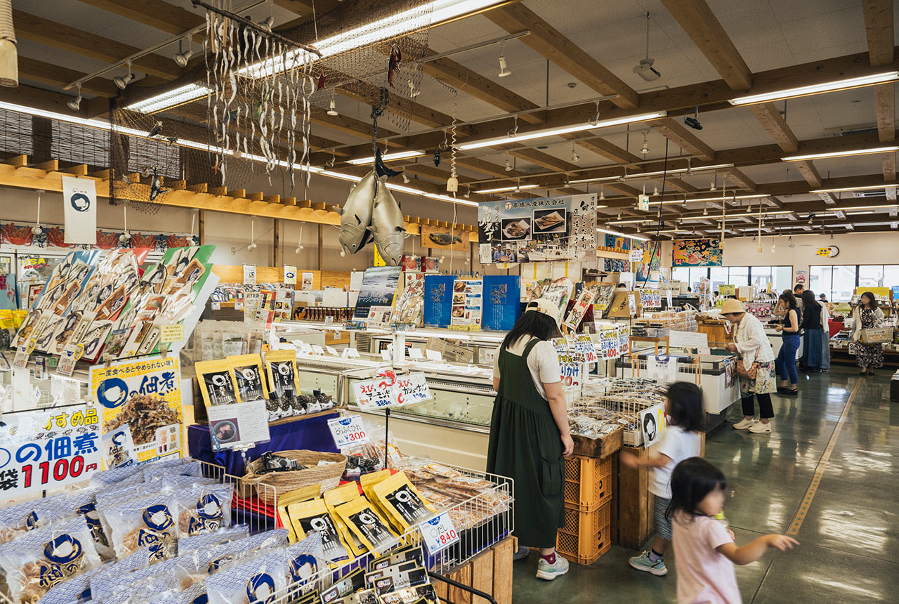 〈さいき海の市場〇〉の店内