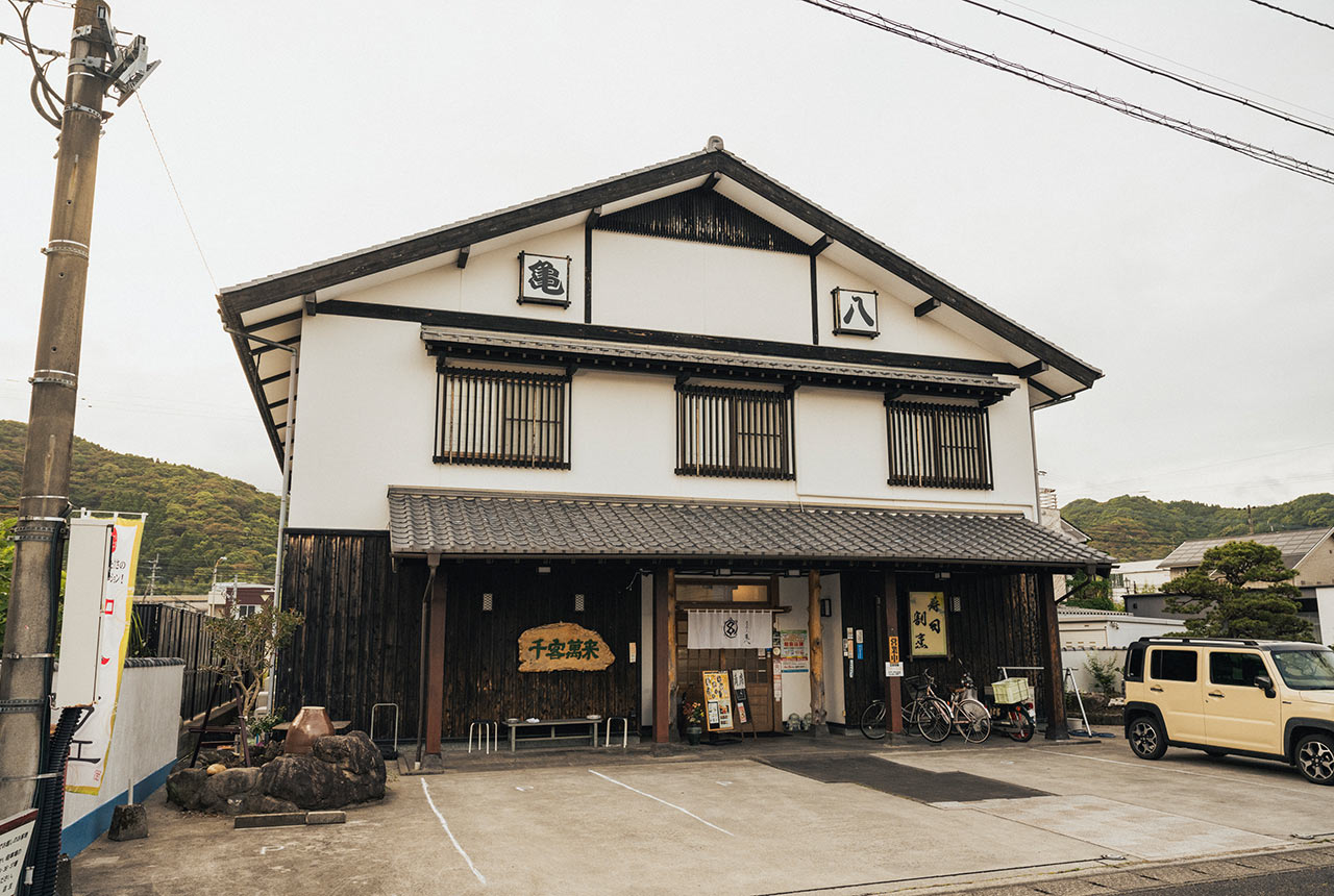 〈亀八寿司〉の外観